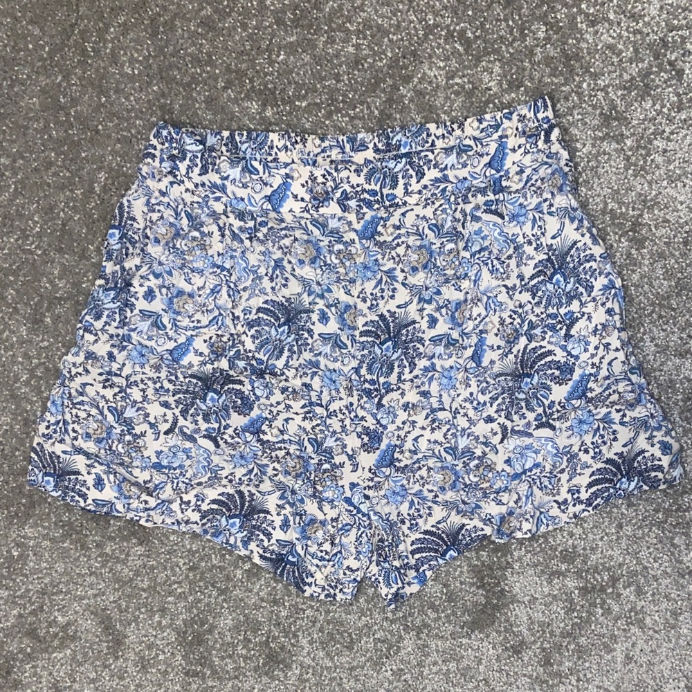 H&M Womans size 6 Blue and White Floral Women's Shorts